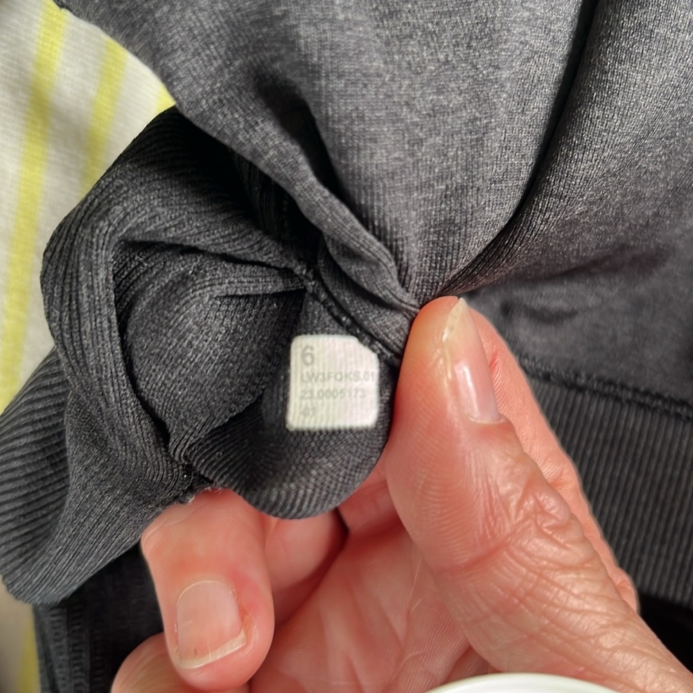 Lululemon ribbed gray cropped long sleeve top built in bra size 6 - Picture 6 of 6